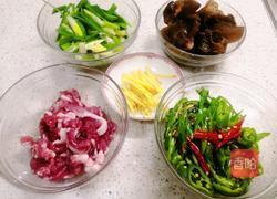 木耳辣椒炒肉的做法图解1