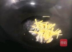 木耳辣椒炒肉的做法图解2