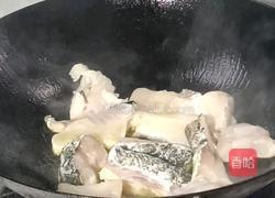 萝卜鱼肉汤的做法图解5