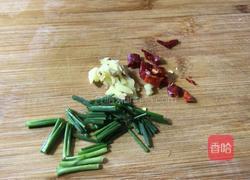 肉皮炖萝卜的做法图解3