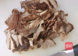香芹炒卤肉的做法图解1