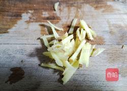 洋葱菜梗炒香肠的做法图解3