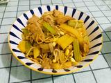 黄豆芽芹菜土豆卤面