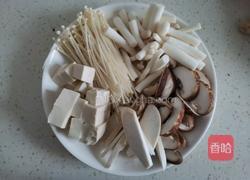 鲫鱼豆腐菌菇汤的做法图解2
