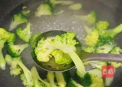 西兰花炒虾仁的做法图解2