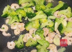 西兰花炒虾仁的做法图解8