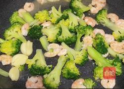 西兰花炒虾仁的做法图解9