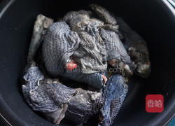 不加一滴水的椰子乌鸡汤的做法图解3