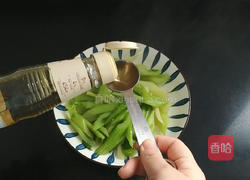 西芹拌桃仁的做法图解7