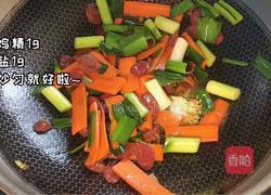 蒜苗胡萝卜炒腊肠的做法图解5