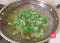 西兰花胡萝卜炒虾的做法图解8