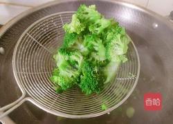 西兰花胡萝卜炒虾的做法图解9