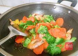 西兰花胡萝卜炒虾的做法图解16