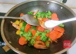 西兰花胡萝卜炒虾的做法图解17