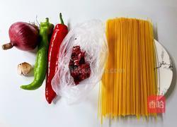 牛肉炒意面的做法图解1