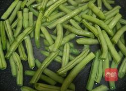 酱炒红椒长豆的做法图解1