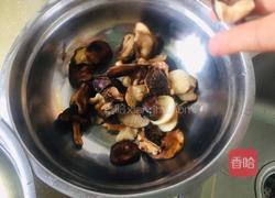 香菇炒小白菜的做法图解1