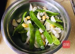 荷兰豆炒百合银杏仁的做法图解1