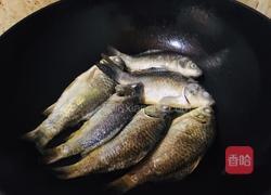 香酥小鲫鱼的做法图解2