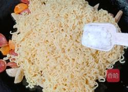 肉丸香肠炒泡面的做法图解15