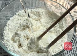 韭菜馅饺子-神器的面粉的做法图解2