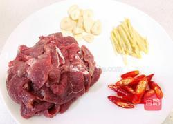 西芹炒牛肉（减肥版）的做法图解1