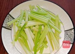 芹菜炒猪耳朵的做法图解2