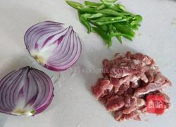 洋葱炒肉的做法图解1