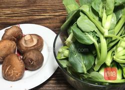 香菇炒小白菜的做法图解1