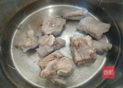 莲藕排骨汤的做法图解2