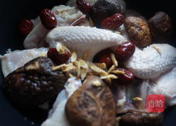 冬天补身必喝这碗汤——黄芪红枣炖鸡汤的做法图解7