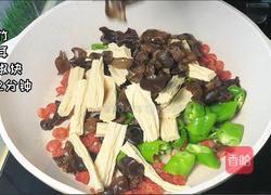腊肠炒腐竹的做法图解2