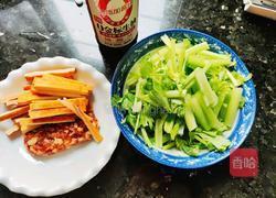 香干肉沫炒芹菜的做法图解1