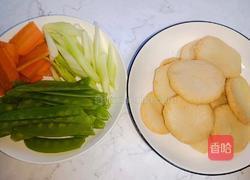 荷兰豆墨鱼饼的做法图解1