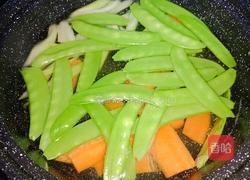 荷兰豆墨鱼饼的做法图解3