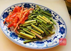 蒜苔过油肉的做法图解1