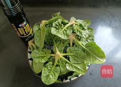 凉拌菠菜的做法图解1