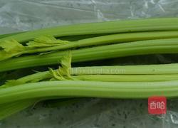 凉拌芹菜的做法图解1