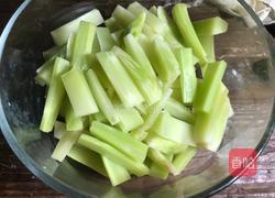酸辣莴笋条的做法图解1