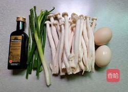 海鲜菇炒鸡蛋的做法图解1