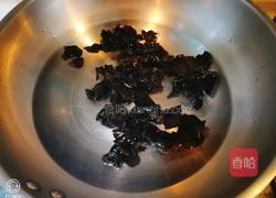 凉拌木耳（奥莱奥特级初榨橄榄油）的做法图解3