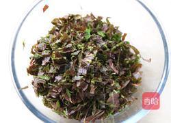春日一口鲜香椿豆瓣酱炒鸡蛋的做法图解2