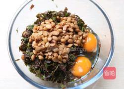 春日一口鲜香椿豆瓣酱炒鸡蛋的做法图解3