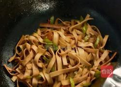 青椒炒豆腐皮的做法图解6