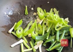 超简单的青椒蒜炒花甲的做法图解4