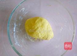 小蜜蜂奶黄包的做法图解2