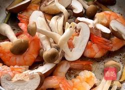 菌菇虾仁鸡蛋面的做法图解5