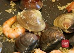 蒜香奶油烩海鲜的做法图解4