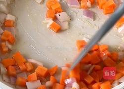 三文鱼菌菇闷饭的做法图解3