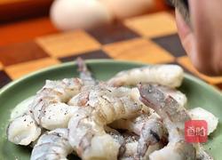 虾仁牛油果烘蛋的做法图解1